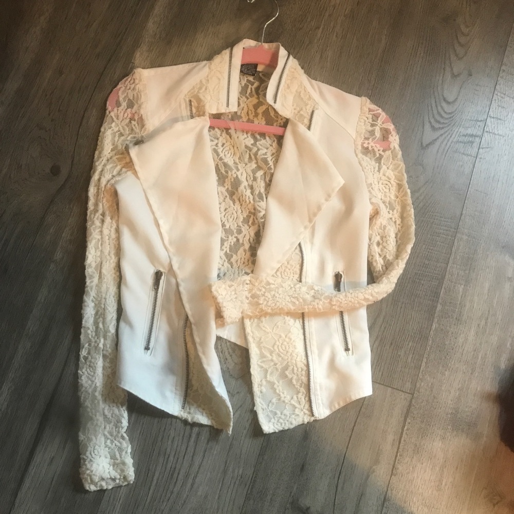 White lace blazer (like new)